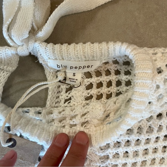 New BLU PEPPER sweater. Medium. Cropped. Ties at the back at neck. Classic - Picture 4 of 8